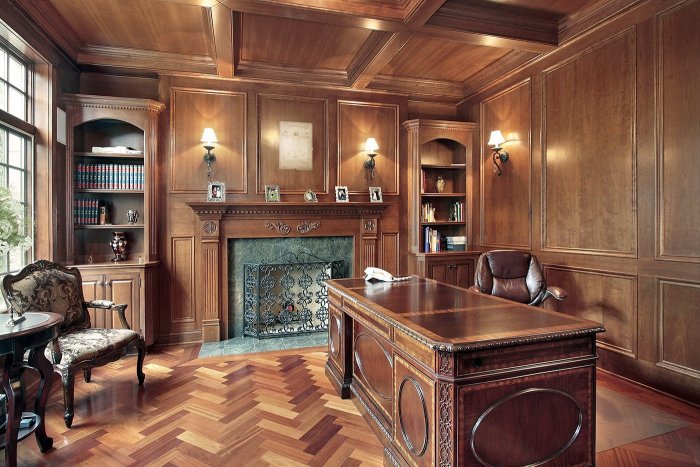 Кабинет отделанный деревом