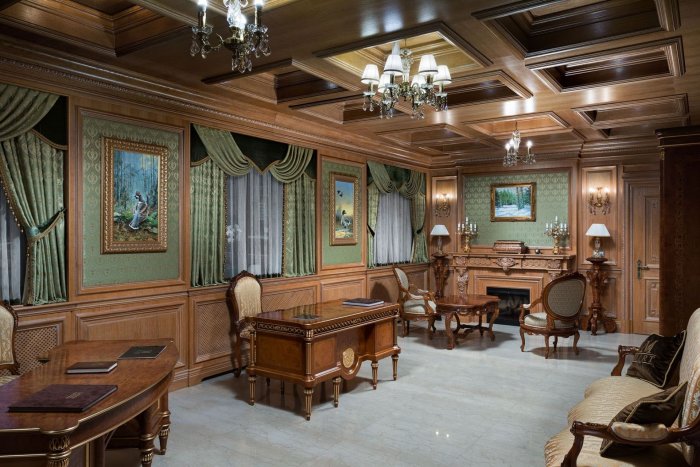 Кабинет с деревянными панелями