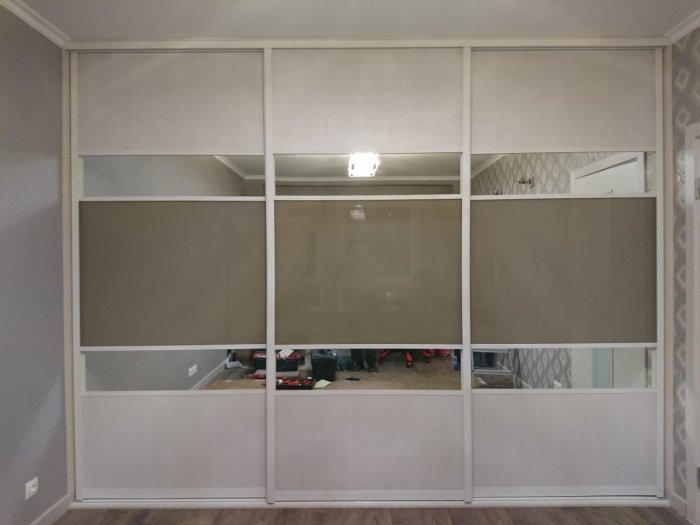 Зеркальный шкаф во всю стену