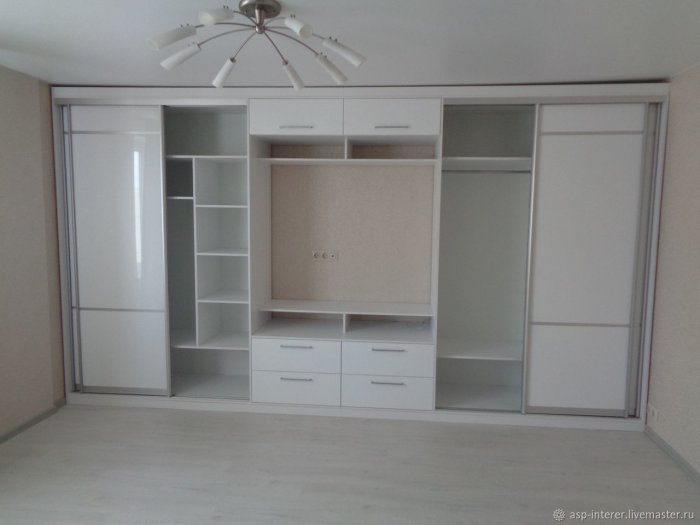 Шкаф в гостиную во всю стену