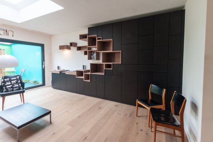 Стена из полок