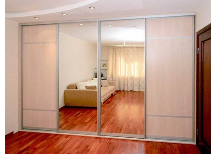 Встроенный шкаф с зеркальными дверями
