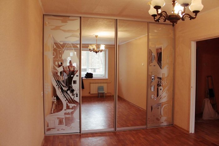 Встроенный шкаф-купе в гостиную во всю стену