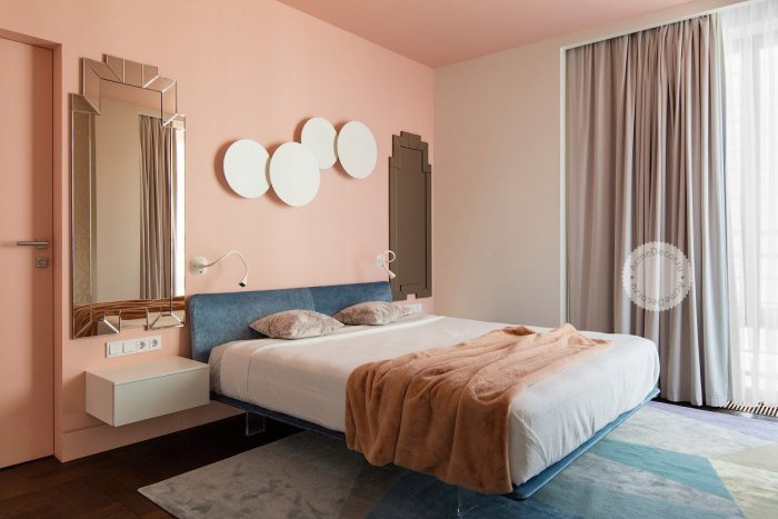 Комната с персиковыми стенами