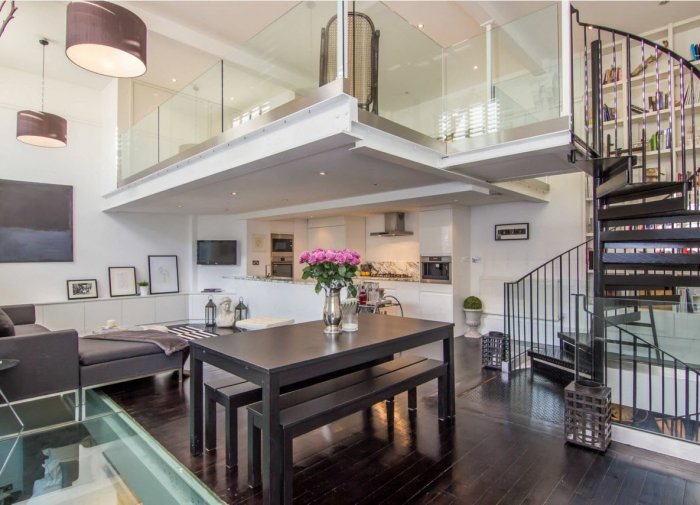 Мезонин в комнате с высокими потолками