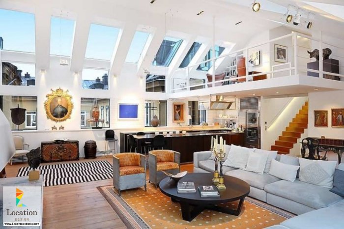 Двухэтажный дом с высокими потолками