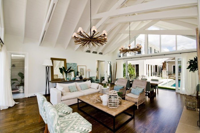 Интерьер дома с высокими потолками