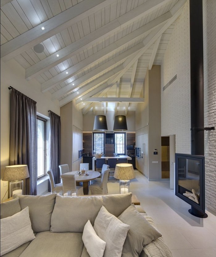 Гостиная с высокими полами