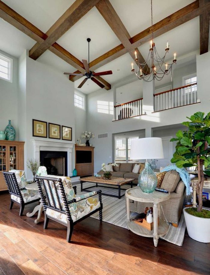 Интерьер дома с высокими потолками