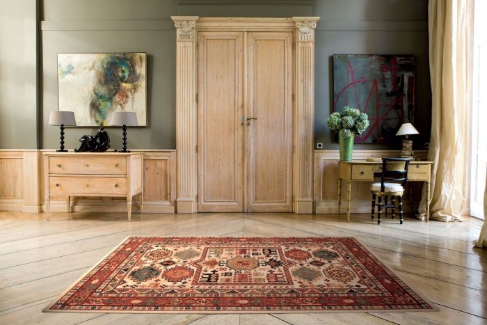 Старый ковер в интерьере