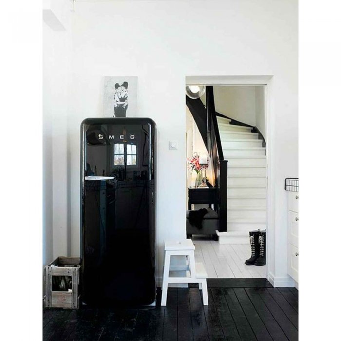 Черный холодильник Смег бл5