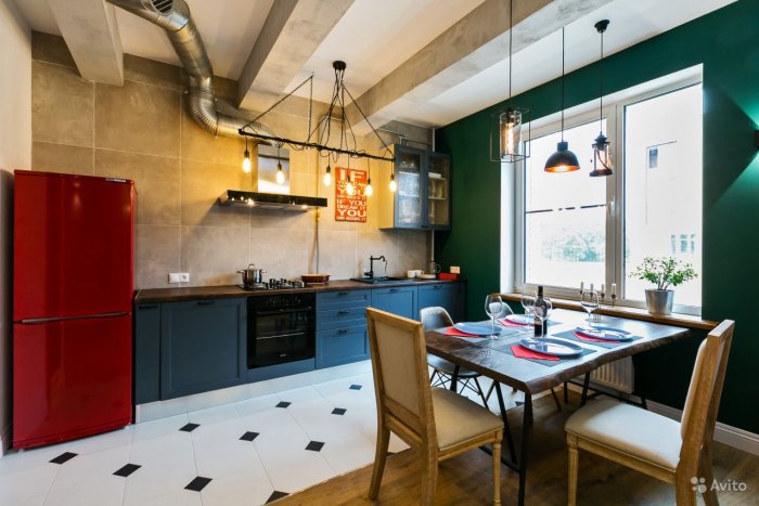 Красный холодильник в интерьере лофт