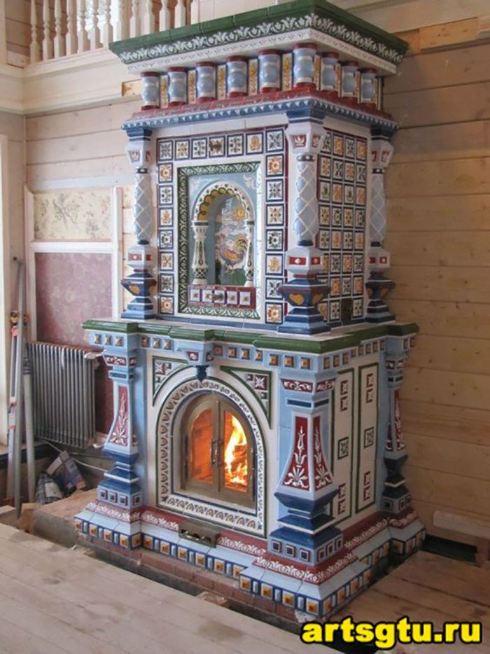 Печь-голландка, облицованная керамическими изразцами