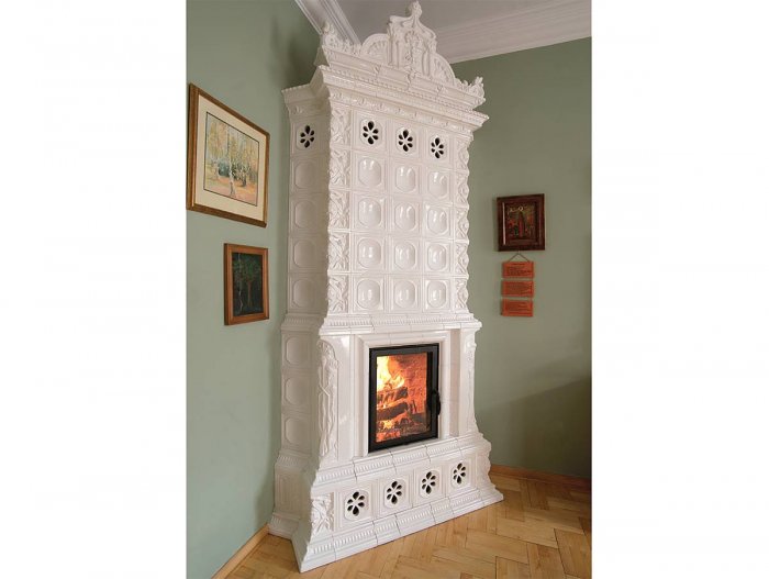 Полукруглая русская печь из изразцов