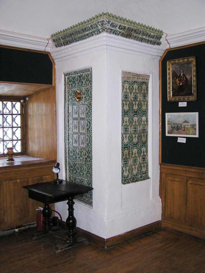 Круглая изразцовая печь