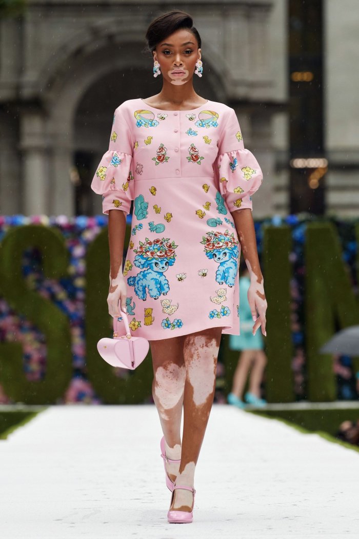 Moschino ВЕСНА-ЛЕТО 2022 READY-TO-WEAR (65 фото)