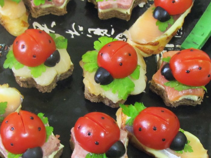 Бутерброды Божья коровка с помидорами