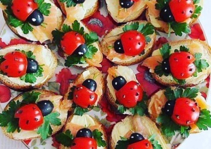 Канапе «Божья коровка» с маслинами