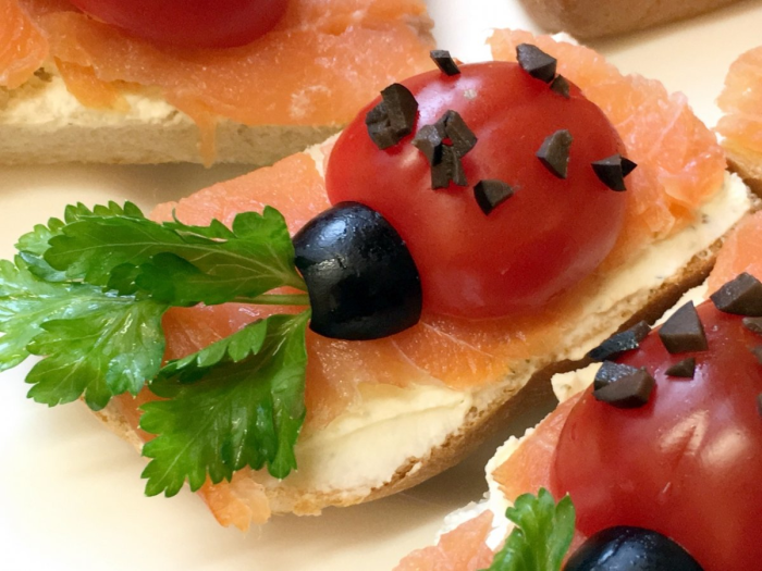 Канапе «Божья коровка» с маслинами