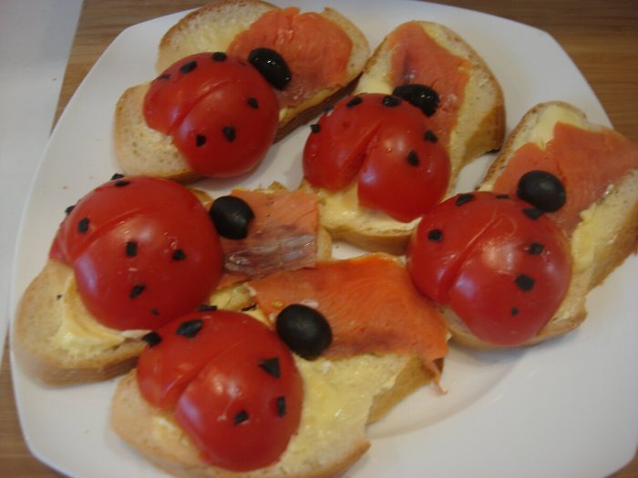 Бутерброды с красной рыбой Божьи коровки