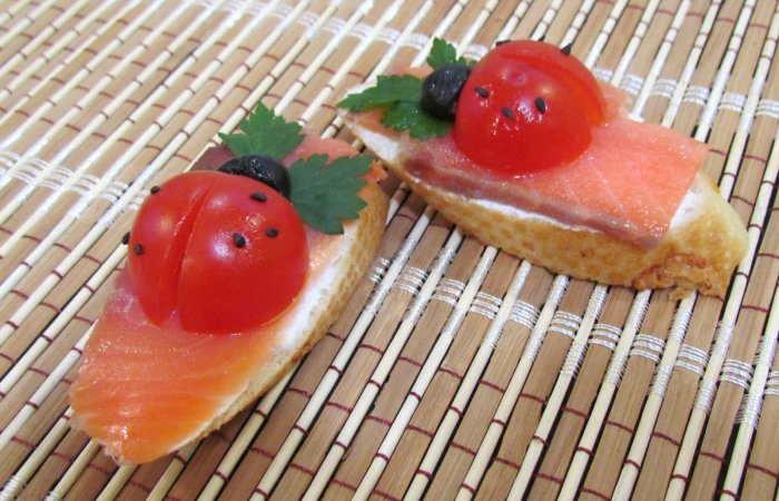 Канапе Божьи коровки