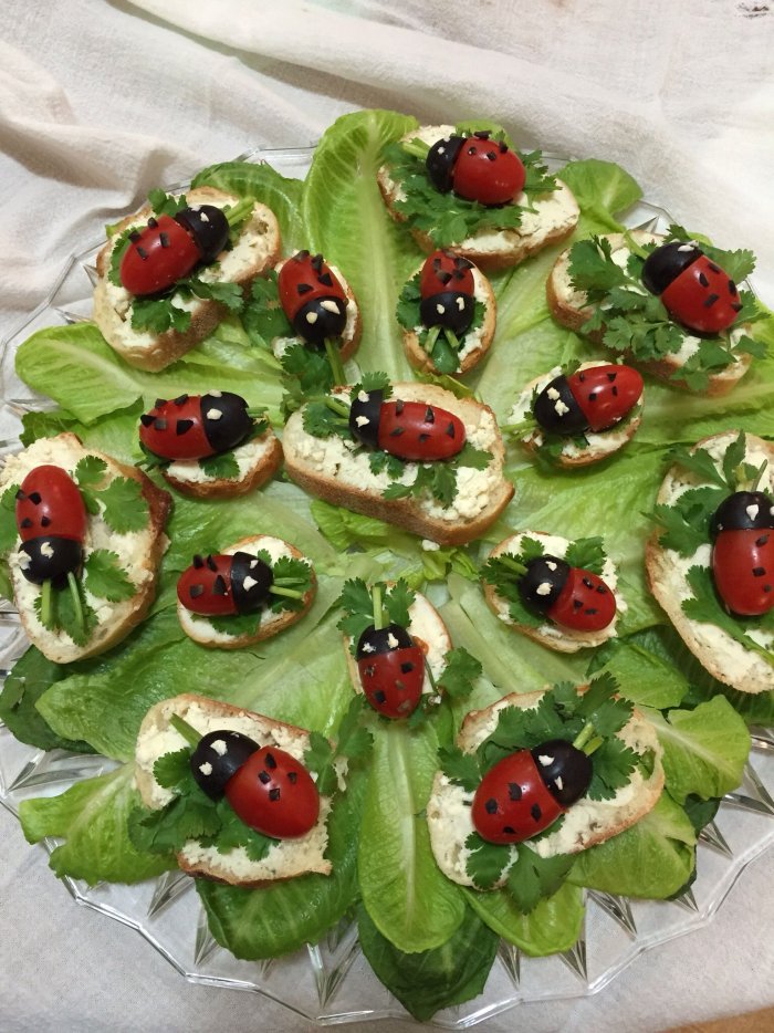 Божьи коровки из помидоров черри