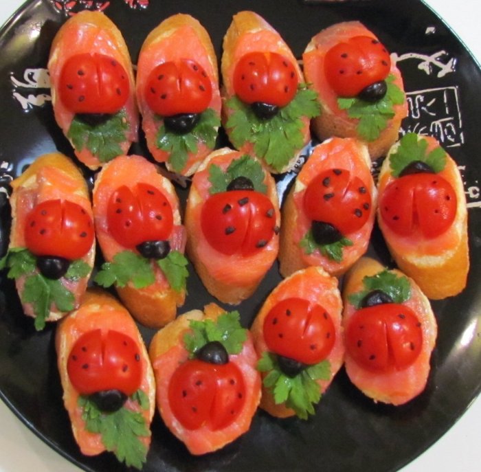 Бутерброды с батоном в духовке с Божьей коровкой