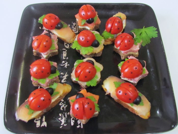 Канапе Божьи коровки