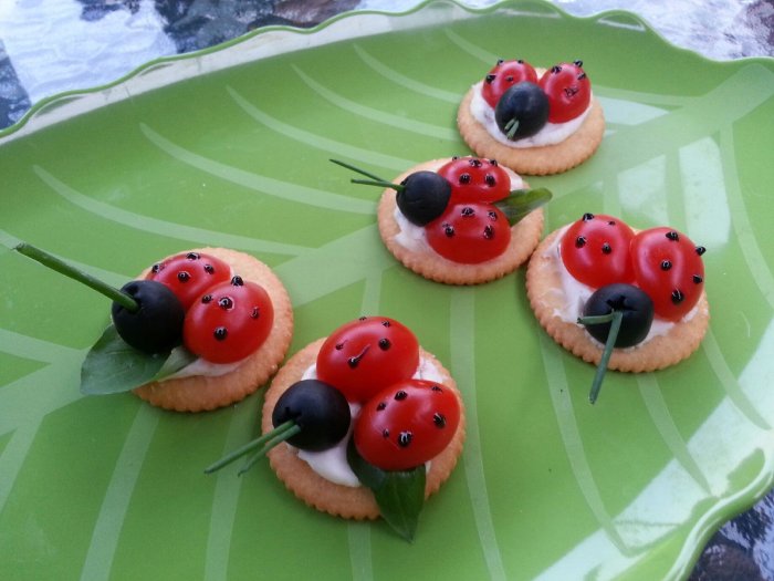 Канапе Божьи коровки