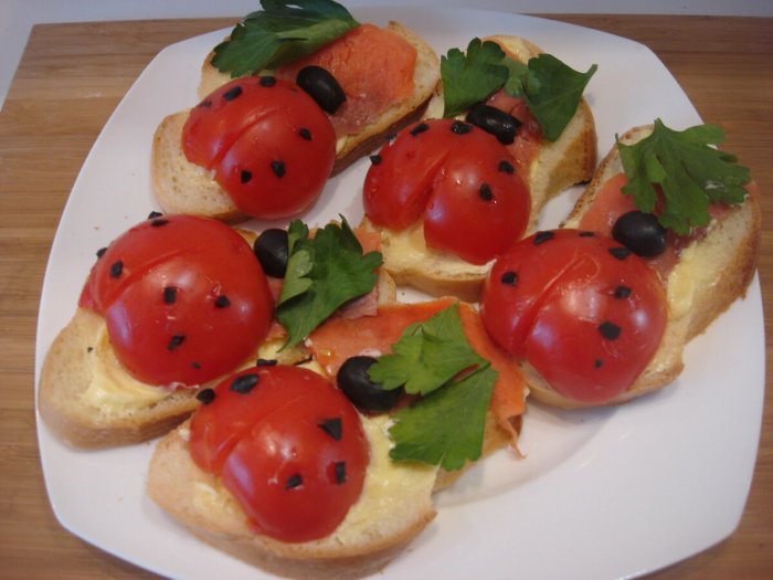 Детские бутерброды Божья коровка