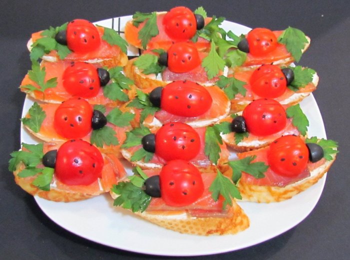 Канапе «Божья коровка» с маслинами