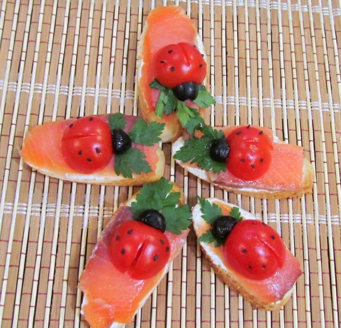 Канапе «Божья коровка» с маслинами