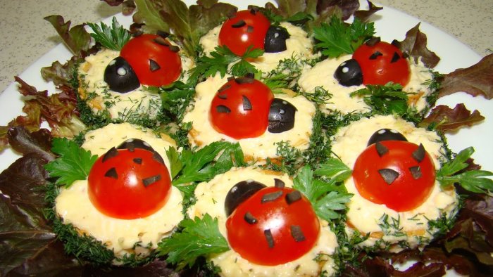 Канапе Божьи коровки