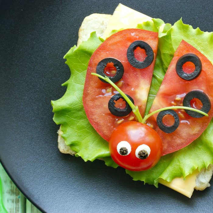 Бутерброды с красной рыбой Божьи коровки