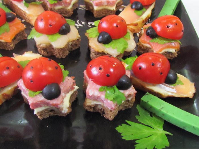 Канапе Божьи коровки