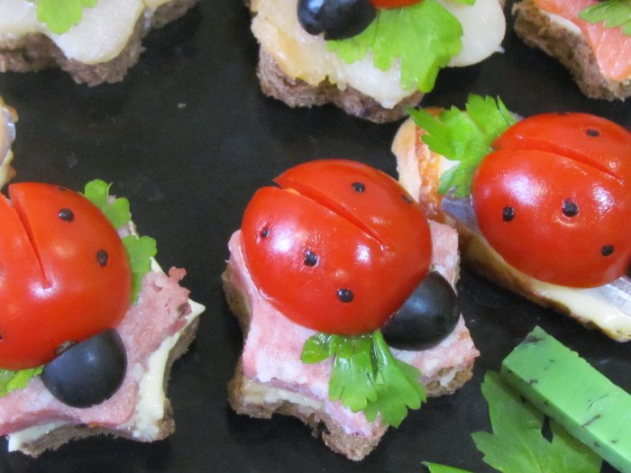 Канапе Божьи коровки