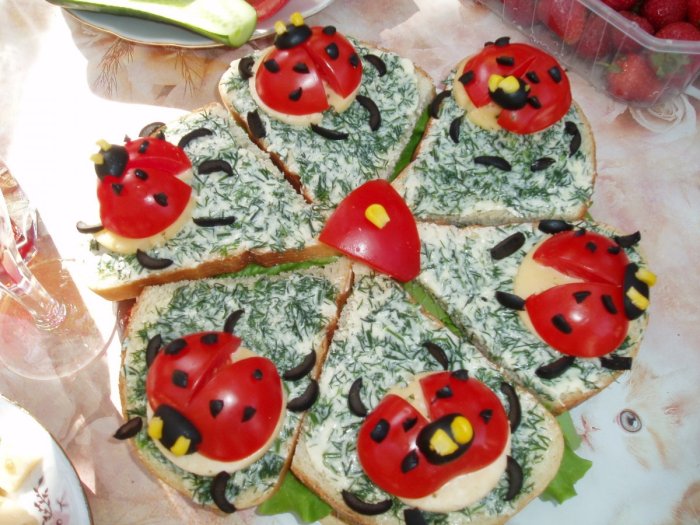 Закусочные бутерброды Божьи коровки