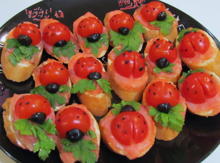 Канапе «Божья коровка» с маслинами