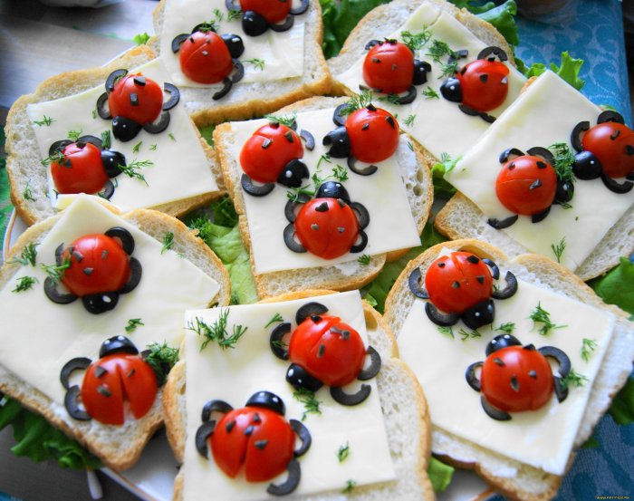 Бутерброды с красной рыбой Божьи коровки
