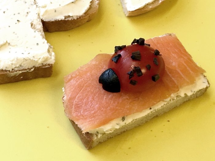 Канапе «Божья коровка» с маслинами