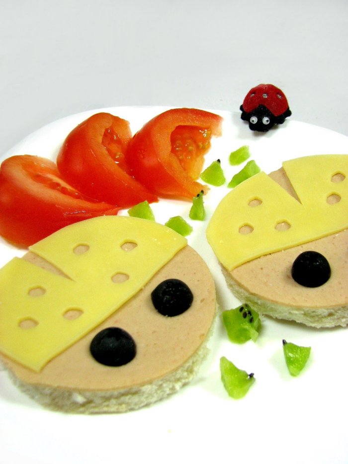 Закуска Божья коровка на крекере