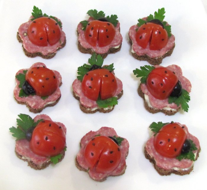 Канапе Божьи коровки