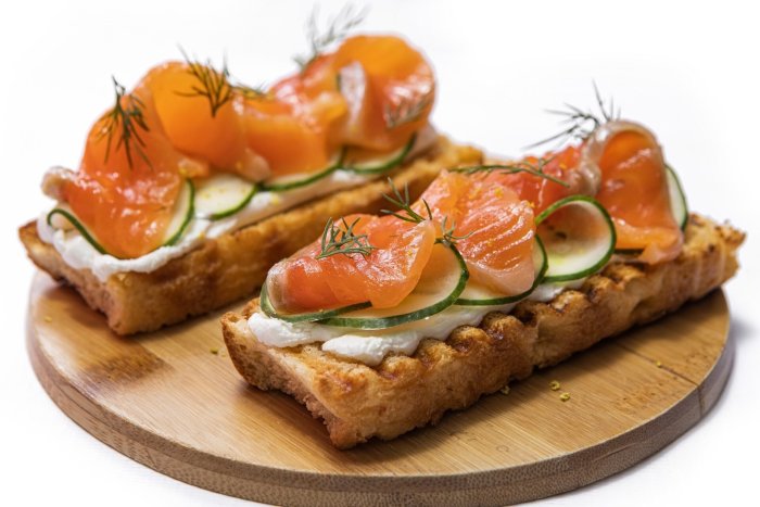 Бутерброды с колбасой на праздничный