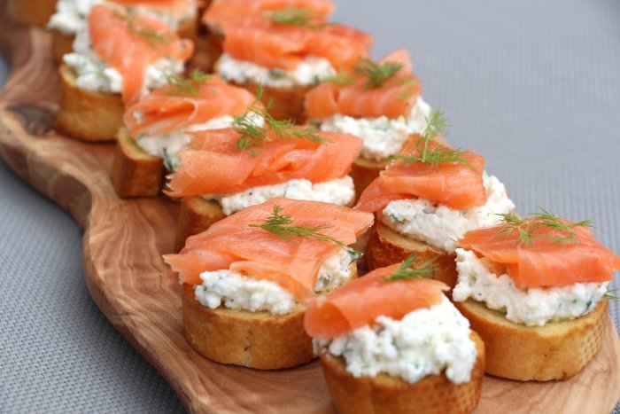 Бутерброды с красной рыбой и творожным сыром