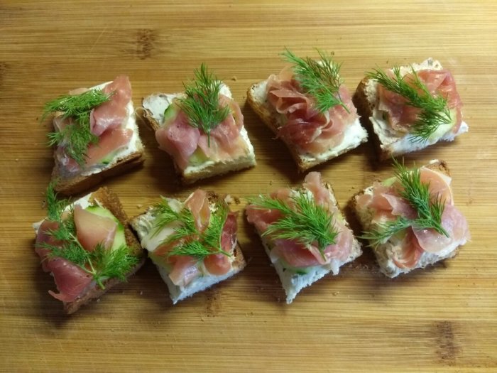 Канапе с карбонатом и огурцом