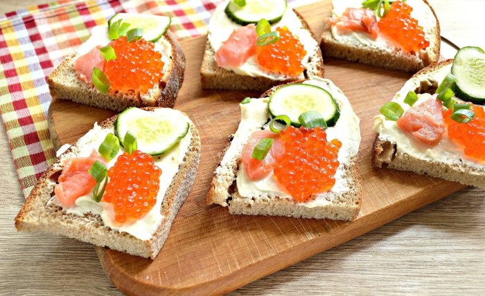 Бутерброд с колбасой