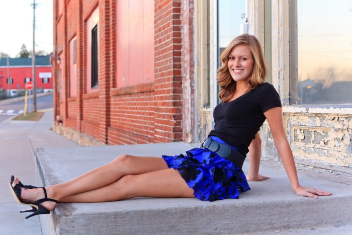 Красивые ноги в юбке