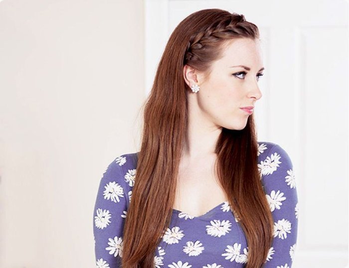 Прическа на прямые волосы с косой