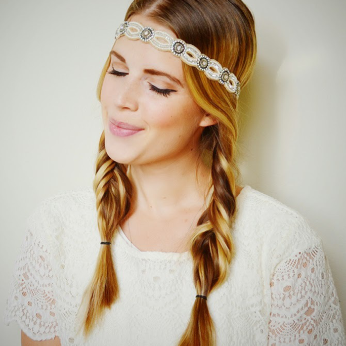 Распущенные волосы с ободком