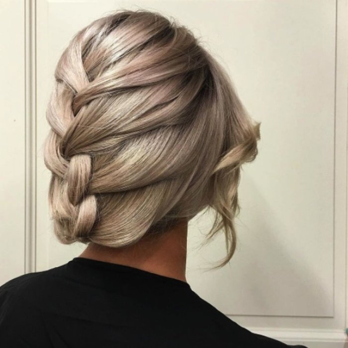 Прически с косичками на средние волосы